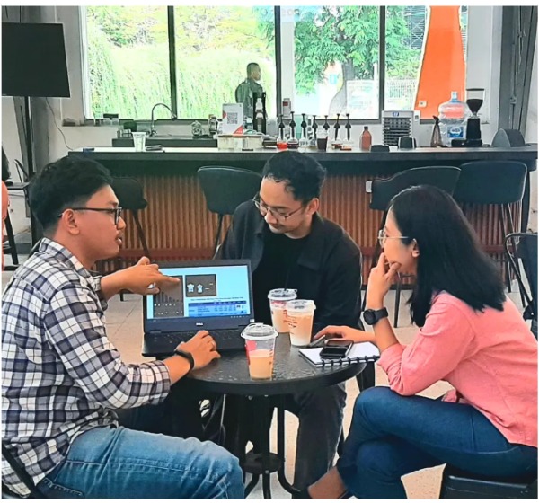 Tim KonsulAksi berdiskusi bersama klien bisnis