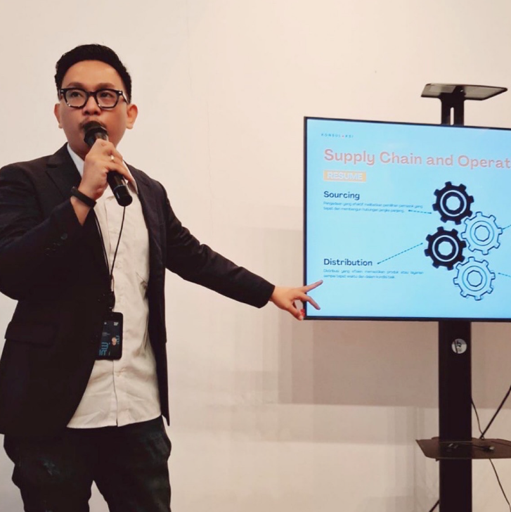 Managing Partner KonsulAksi sedang menyampaikan materi bisnis